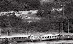 Agosto 1974. Veduta dallalto della vettura 5 del treno Italicus alla stazione di San Benedetto Val di Sambro (Foto Piero Casadei)